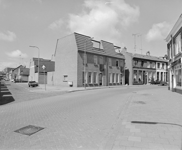 882323 Gezicht op de hoek van de Paarlstraat (links) en de Nicolaasweg te Utrecht, met op de hoek nieuwbouwwoningen.